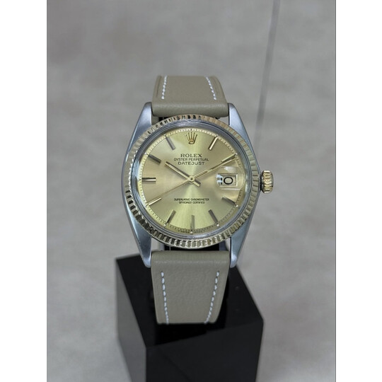 36mm • 1975 Rolex DateJust 1601 18k Gold Bezel Pie-Pan Sunburst Gold Dial